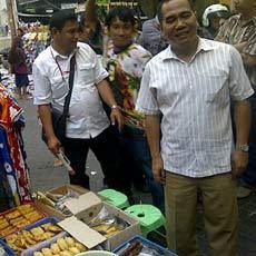 Biem Benyamin Traktir Pengunjung Kue di Pasar Baru