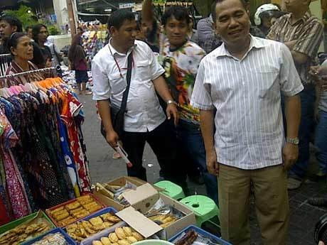Biem Benyamin Traktir Pengunjung Kue di Pasar Baru