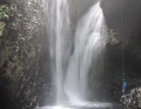 Derasnya air terjun ini menimbulkan sura gemuruh dan yang menyegarkan pikiran (kiosbukugema.wordpress.com) Derasnya air terjun ini menimbulkan sura gemuruh dan yang menyegarkan pikiran (kiosbukugema.wordpress.com)