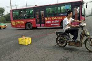 Seret Balita dalam Krat Minuman di Jalan Raya, Pria Ini Diburu Polisi
