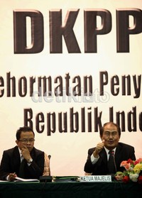 Sidang yang dipimpin Ketua DKPP Jimly Assidiqie tersebut berlangsung di gedung KPU, Jl Imam Bonjol, Jakarta.