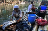 Warga mencuci pakaian di Sungai Ciliwung, Jakarta. Menurut Dirjen Cipta Karya Kementerian Pekerjaan Umum, Budi Yuwono, sungai-sungai yang sejatinya bisa digunakan untuk air baku, sekarang sudah tercemari oleh limbah-limbah yang dapat menimbulkan penyakit.