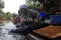 Warga mencuci pakaian di air sungai yang kotor. Menurut Dirjen Cipta Karya Kementerian Pekerjaan Umum, Budi Yuwono, keadaan ini membuat Indonesia berada dalam peringkat 3 terendah dalam pengelolaan sanitasi di antara negara-negara Asia Tenggara.