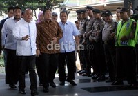 Anas yang mengenakan batik cokelat tiba di gedung KPK, Jl HR Rasuna Said, Jakarta. Ramses/detikcom.