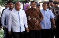 Saan Mustofa terlihat mendampingi Anas. Ramses/detikcom.