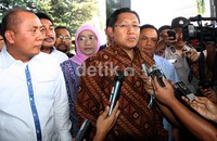 Dalam sedikit pernyataan kepada pers, Anas mengapresiasi pemanggilannya ini. Menurutnya, ini kesempatan bagi dirinya untuk mengklarifikasi posisinya atas segala macam tudingan kepadanya dalam kasus dugaan korupsi proyek Hambalang. Ramses/detikcom.