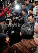 Diperiksa KPK, Anas Tersenyum Lepas