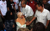 Faisal Basri dan Biem Benyamin menyapa pengunjung Pasar Baroe.
