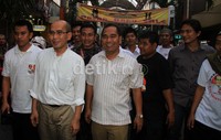 Faisal-Biem menyampaikan program-programnya kepada pedagang dan pengunjung pasar.