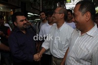 Kehadiran Faisal-Biem di Pasar Baroe langsung menjadi pusat perhatian pengunjung dan pedagang.