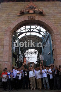 Faisal Basri dan Biem Benyamin bersama tim sukses melambaikan tangan di depan gapura Pasar Baroe.