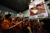 Hidayat-Didik melakukan simulasi pencoblosan.