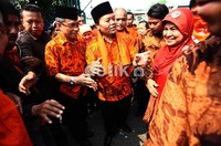 Hidayat-Didik penyapa para pendukungnya.