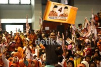 Pendukung Hidayat-Didik mendengarkan orasi.