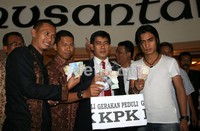 Penyanyi Charly Van Houten bersama pengacara Ahmad Rifai menunjukan uang hasil ngamen untuk membangunan gedung baru KPK. Ramses/detikcom.