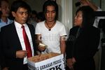 Charly Serahkan Uang Hasil Ngamen ke Komisi III