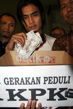 Charly Serahkan Uang Hasil Ngamen ke Komisi III