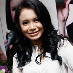 CD Terjual 1,2 Juta Keping, Rossa Raih Multi Platinum