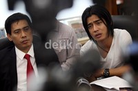 Bersama kuasa hukumnya Ahmad Rivai and partner Charly akan mengamen di kawasan Sentiong, Jakarta Pusat.