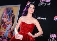 Katy terlihat sangat glamour dalam balutan dress berwarna merah dengan desain klasik. (Getty Images/Kevin Winter)