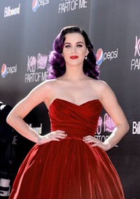 Katy terlihat sangat glamour dalam balutan dress berwarna merah dengan desain klasik. (Getty Images/Kevin Winter)
