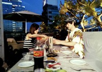 Eunhyuk jadi yang pertama hadir. Ia terlihat canggung harus berduaan dengan Seohyun. (Twitter).