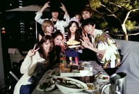 Yoona dan Sunny datang membawa kue. (Twitter).