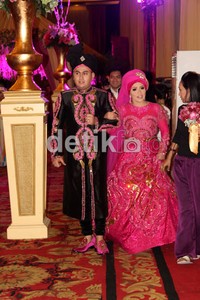 Nassar dan Muzdhalifah dengan mengenakan baju pengantin mereka, melakoni gladi resik pesta pernikahan. Herianto Batubara/detikHOT.