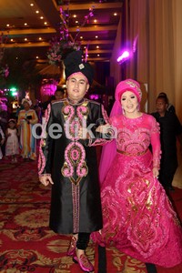 Baju pernikahan Nassar dan Muzdhalifah senada dengan dekorasi pesta yang mengambil tema 1001 Malam. Herianto Batubara/detikHOT.