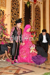Kru pun memeriksa baju pengantin Muzdhalifah. Herianto Batubara/detikHOT.