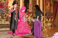 Kru memastikan baju pengantin Muzdhalifah nyaman saat dikenakan sepanjang acara. Herianto Batubara/detikHOT.