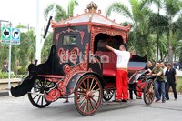 Kru mempersiapkan kereta yang akan digunakan Nassar dan Muzdhalifah. Herianto Batubara/detikHOT.