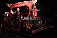 Nassar KDI dan Muzdhalifah datang dengan menggunakan kereta kencana.