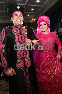 Nassar KDI dan Muzdhalifah tampak sangat bahagia.