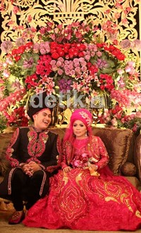 Dekorasi pesta pernikahan mereka mengambil tema 1001 Malam.