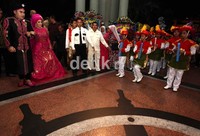 Nassar dan Muzdhalifah disambut marching band anak-anak.