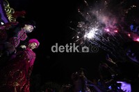 Pesta pernikahan mereka yang digelar di Balai Samudra, Kelapa Gading itu pun dibuka dengan kembang api.