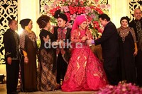 Nassar dan Muzdhalifah bersalaman dengan para tamu.