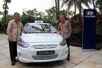 President Director PT Hyundai Indonesia Motor Jongkie D. Sugiarto, Vice President PT Hyundai Indonesia Motor Mukiat Sutikno berpose di depan mobil The New Hyundai Excell III Taxi.