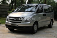 Hyundai juga meluncurkan Starex Mover yang dijual dengan harga Rp 250 juta. Mobil ini mengusung mesin diesel 2.5 liter turbo intercooler yang memiliki tenaga hingga 170 PS di 3.800 rpm dengan torsi 39.2 kg.m di 2.000-2.500 rpm.