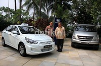 President Director PT Hyundai Indonesia Motor Jongkie D. Sugiarto (kanan) bersama Vice President PT Hyundai Indonesia Motor Mukiat Sutikno (kiri) berbincang saat memperkenalkan Hyundai Excel III Taxi dan Hyundai Starex Mover di Hotel Four season, Jakarta.