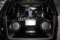 Sementara untuk bagian interior, Denny cukup banyak melakukan perubahan demi menguak tema diskotik. Sebut saja head unit Pioneer avh 3150 dvd, Rockford p1 12 Subwoofer 2pcs, 3way Tweeter Rodex, Mid Viva, ditambah dengan Power Rodex 4 Channel, Power ADX 175 monoblock, Capbank Symbion, Tweeter Full Tone, Box audio, dan soundstream cable. M. Ikhsan/detikOto.