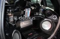 Alhasil kualitas suara menyerupai speaker diskotik. Untuk mempercantik interior belakang, Denny menggunakan kulit motif buaya warna hitam sebagai pemanis. M. Ikhsan/detikOto.