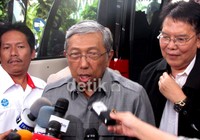 Menristek memberikan penjelasan pada wartawan. Bus listrik ini sangat halus dan nyaman untuk dinaiki, ujarnya. Luthfi Andika/detikOto.