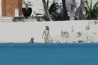 Nicole Kidman dan Keith Urban menikmati pantai di Bora-bora (zimbio.com) Nicole Kidman dan Keith Urban menikmati pantai di Bora-bora (zimbio.com)