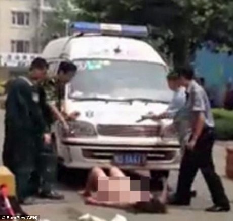 Walah! Wanita China Tabrak 2 Orang Lalu Bugil Depan Ambulans