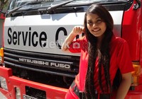 Model memperkanlkan mobile workshop Mitsubishi. Syubhan Akib/detikOto.