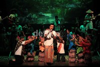 Musisi Dik Doank dan Kandank Jurank Doank menggelar konser di Gedung Kesenian Jakarta.
