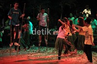 Permainan tradisional egrang turut memeriahkan konser tersebut.