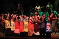 Konser ini penuh keriangan dan kegembiraan.